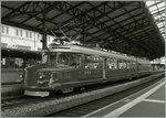 Wiedereinmal kam der Rote Peil, der  Churchill Pfeil  RAe 4/8 1021 nach Lausanne und zeigt sich hier unter der grossen Halle auf Gleis vier in S/W. 
12. Mai 2016 