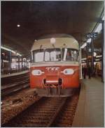 Ein RAe TEE II wartet als TGV Anschlusszug IC 426 in Bern auf Glies 10 Sektor C auf seine Kunden. 

Analogbild vom 9. Mai 1984