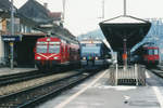 SBB/BLS/RM: Bahnhof Langnau im Januar 1998. Auf die Abfahrt wartend RBe 540 016-3 Pendel nach Luzern, RBDe 566-229 als S4 nach Bern Bümpliz-Nord sowie ein RABe 525 NINA als S2 nach Schwarzenburg.
Foto: Walter Ruetsch   