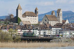 Der RBe 4/4 1405 verlässt am 10.04.2016 mit kurzem Anhang Rapperswil in Richtung Pfäffikon SZ.