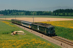 SBB: ERINNERUNGEN  AN DIE „BUCHSIBAHN“
Die Eisenbahnstrecke Solothurn-Herzogenbuchsee wurde bereits 1857 eröffnet und im Jahre 1992 für den Personenverkehr auf Busbetrieb umgestellt. Ab Solothurn bis Subingen zur Landi verkehrten noch bis 2006 vereinzelte Güterzüge mit Diesellokomotiven. Der Teil Solothurn-Wanzwil wurde 2004 als Ausbaustrecke zur Bahn 2000 wiedereröffnet. Pendelzug mit dem RBe 4/4 1429 zwischen Etziken und Inkwil im Mai 1987 auf der Fahrt nach Herzogenbuchsee. Hinter dem Triebwagen war der EW I Zweitklasswagen der SENSETALBAHN eingereiht.
Foto: Walter Ruetsch