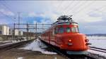 Der Roter Doppelpfeil  Churchill  (SBB RAe 4/8 1021) fuhr am 15.1.17 um etwa 13.15 Uhr durch den Bahnhof Bassersdorf, im Kanton Zürich. Der Churchill-Pfeil fuhr in Richtung Zürich.
