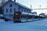 SEHR KALTER WINTERMORGEN BEI TRAVYS YVERDON Sainte-CROIX - BAHN YSteC  Winterliche Morgenstimmung im Bahnhof Sainte-Croix vom 18.