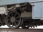 Laufachse mit Zahnrad des Gepcktriebwagens Deh 4/6 914 von SBB Historic, aufgenommen am 23.6.2012 im Depot Meiringen.