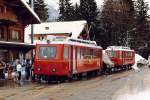 TPC/BVB: Regionalzug Bex-Villars bestehend aus den BDeh 2/4 23 und BDeh 2/4 22 bei einem Zwischenhalt in Barboleusaz im Winter 1987. Mit dem grün-weissen Signal auf der Frontseite des vorderen Triebwagens wird auf die Doppelführung hingewiesen. Die BDeh 2/4 21-26 aus den Jahren 1940-1946 wurden in den Jahren 1987 und 2001 durch die BDeh 4/4 83 und Beh 4/8 91-93 im Personenverkehr ersetzt.
Foto: Walter Ruetsch   
