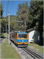 Der Monte Generoso Bahn MG Bhe 4/8 13, unterwegs zum Monte Generoso wartete in S. Nicolao unseren talwärts fahrenden Kreuzungszug ab. 

27 Sept. 2018