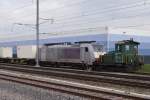 railCare: Der historische Tm 98 85 5237 906-3 CH-JUEST von Stauffer, Schienen- und Spezialfahrzeuge Frauenfeld, schleppt am 9. Oktober 2013 im Auftrag von railCare die 91 80 6186 108-7D-Rpool  Pink Panther  aus dem fahrdrahtlosen Umladeterminal Oensingen.
Foto: Walter Ruetsch