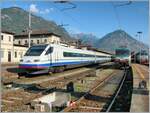 Der Cisalpino ETR 470 006 steht in Domodossola zur Abfahrt bereit. Auffallend ist der Scheren Stromabnehmer, fast überall bei den Europäischen Bahnen hatte bei Neubaufahrzuegne der Einholmstromabnehmer Einzug gehalten. Aus diesem Grund noch kurz ein paar Worte zur Anordnung und Funktion der CIS ETR Stromabnehmer: Jeder ETR 470 hatte sechs Stromabnehmer: auf dem BAC1 ein FS Trenitalia Pantograf, auf dem RA1 den DB Stromabnehmer und den SBB Reserve Stromabnehmer, auf dem RA2 den SBB Stromabnehmer und den DB Reserve Stromabnehmer und schlussendlich auf dem BAC2 den zweiten FS Trenitalia Pantografen. 

10. Sept. 2007