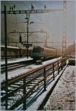 In streckenverlängerten Schleifen und Kehrtunnels planten und bauten Ingenieure und Arbeiter vor über einhundert Jahren die Gotthardbahn. 
Als ich in Göschenen stand und durch den abziehenden Nebel die Berge sah, war ich doch arg beeindruckt (Text in meinem Fotoalbum).
Das hier gezeigte Analogbild zeigt einen Cisalpino ETR 470 auf der Fahrt Richtung Norden.
16. November 2001