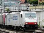Crossrail - Loks 185 581-6 umd 185 594-9 vor Gterzug bei der einfahrt in den Bahnhof von Spiez am 20.06.2009