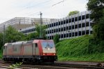 Ein Nachschuss von der 185 590-7 von Crossrail rangiert in Aachen-West bei Sommerregen am 18.8.2013.