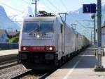Crossrail - Loks 186 905 mit 186 903 vor Güterzug bei der Durchfahrt im Bahnhof Flüelen am 21.05.2014
