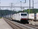 Crossrail - Loks 185 907 mit 186 903 vor Güterzug bei der durchfahrt im Bahnhof Wynigen am 20.05.2014