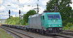 Crossrail AG, Muttenz [CH] mit  185 613-7   [NVR-Number: 91 80 6185 613-7 D-ATLU] und einem leerem Containerzug Richtung Frankfurt/Oder am 26.05.20 Bf. Saarmund.