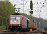 Die 185 594-9 (Crossrail) kuppelt gerade ihre Fracht ab. Interessant ist an dieser Szene der erste Wagen, ein alter Personenwagen unbekannter Baureihe. April 2012 in
Aachen West.