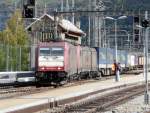 Crossrail - Loks 185 599-8 und 185 593-1 vor Güterzug bei der ausfahrt aus dem Bahnhof Brig am 25.10.2013