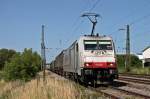 Am heißen Pfingstsonntag, den 08.06.2014, stand Crossrail 186 902 mit einem Containerzug auf dem südlichen Überholgleis in Orschweier und wartet auf die Weiterfahrt.