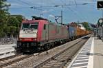 Beacon Rail/Crossrail 185 592-3 am 07.06.2014 mit einem Containerzug nach Belgien in Emmendingen in Fahrtrichtung Norden.