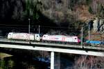 185 580 und 185 592 der Crossrail auf der Gotthard Nordrampe oberhalb von Amsteg; 07.03.2015