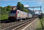 Die Crossrail 185 593 und eine weitere 185 mit einem Containerzug Richtung Nordne bei der Durchfahrt in Lugano Paradiso.