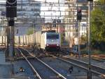 Crossrail - Loks 186 903-1 und 186 906-4 mit Güterzug unterwegs im Bahnhof Thun am 21.09.20015