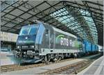 Die RTS 185 570-9 (UIC N° 94 80 0185 570-9) mit ihrem Güterzug 71542 wartet in Lausanne kurz auf die Streckenfreigabe.