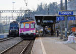 TPF/RTS: Seltenes Zusammentreffen in Romont am 2. April 2007 zwischen dem TPF Regionalzug nach Bulle mit dem ABDe 537 176-0 und einem RTS Lokzug mit der 185 569-1.
Foto: Walter Ruetsch