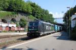 185 570 mit einem Containerzug bei der Durchfahrt in Vevey am 28.08.2008