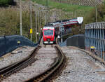 Seltene Fotoperspektive vom Bahnsteig in Sembrancher: der Regionalzug von Le Chable nach Martigny fährt demnächst in den Bahnhof ein. Sembrancher, 2.5.2022