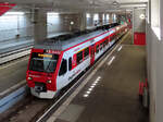 Im modernen Bahnhof von Le Chable steht der Regionalzug nach Martigny. Noch ist er nicht bereit für die Fahrgäste. Le Chable, 2.5.2022