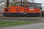 Für Überraschung beim Fotografen sorgte Am 846 633, die am 17.11.2013 in Frauenfeld stand.

Die Geschichte dieser Lok, die bei Krupp-AEG als ME 1500 gebaut wurde.
1962 wurde bei Krupp und AEG der Entschluss gefasst, eine dieselelektrische Lokomotive für den Export zu entwickeln. Diese Lok sollte universell für Reise- und Güterzüge geeignet sein, einen asymmetrischen Mittelführerstand haben und mit 1.500 PS in der mittleren Leistungsklasse angesiedelt sein. Die Höchstgeschwindigkeit sollte 100 km/h betragen.

Mit diesen Anforderungen wurde 1964 die ME 1500 von Krupp in Essen gebaut. AEG in Berlin lieferte die elektrische Ausrüstung zu. Es kamen Gleichstrommotoren zum Einsatz, die von einem Drehstromgenerator über einen Gleichrichter mit Fahrstrom gespeist wurden. Denn mit einem damals üblichen Gleichstrom-Generator wäre die geforderte Achslast nicht zu erreichen gewesen. So wurde die ME 1500 leichter als die V 100 und verfügte über 10 % mehr Leistung.
Zur Jahreswende 1965/66 wurde die ME 1500 erprobt. Ab März 1966 war die ME 1500 leihweise bei zwei Bahnbetriebswerken vor leichten Eil-, Personen- und Güterzüge im Einsatz. Es traten allerdings Probleme mit der zuerst vorhandenen Kombination von Generator und Getriebe auf, die sich als nicht standfest erwies. Ersetzt wurde diese 1967 durch einen moderneren Drehstromgenerator. Das Getriebe zwischen Motor und Generator entfiel. Nach diesem Umbau wurde die Lokomotive als DE 1500 bezeichnet.
Ab Januar 1968 kam die Maschine mit der computergerechten DB-Nummer 201 001-5 zum Bw Hamm. Eingesetzt wurde sie vor Personen- und Güterzügen, wo sie sich bewährte. Dort blieb sie bis Ende Mai 1969. Darauf wurde sie nochmals kurz im Bw Hagen-Eckesey stationiert, bis sie im September 1969 zur Westfälischen Landeseisenbahn überging.

Die Westfälische Landeseisenbahn (WLE) mietete die Lok zunächst an und bezeichnete sie als DE 0901. Eingesetzt wurde sie im Güterzugdienst auf der Strecke Warstein - Lippstadt - Beckum, die Steigungen mit 25 ‰ aufwies. Die Maschine bewährte sich wiederum. Sie konnte im gleichen Plan wie die vorhandenen dieselhydraulischen Loks mit 2 × 800 PS mitlaufen und sie besaß einen guten Schleuderschutz. Im November 1971 kaufte die WLE die Lok. Zwischen Januar und August 1974 wurde in Hattingen eine Hauptuntersuchung mit Reparaturen durchgeführt. Dabei erhielt sie auch ein erhöhtes Führerhaus für eine bessere Rundumsicht. Der Betrieb war allerdings von ein paar Unfällen überschattet, bei denen die Lok beschädigt wurde. Immerhin erbrachte sie bei der WLE eine Laufleistung von 357.577 km. Die Lok wurde bei der WLE manchmal auch vor Personen-Sonderzügen wie zum Beispiel denen der DGEG verwendet.

Im August 1981 kaufte die Deutsche Eisenbahn-Gesellschaft (DEG) die Lok und betrieb sie bei der Teutoburger Wald Eisenabhn (TWE) mit der Bezeichnung VE 151. Dort wurde sie allerdings ein Jahr später durch die VE 152, eine MaK DE 1003 ersetzt. Die VE 151 wurde abgestellt. Die DEG führte im April 1983 die Hauptuntersuchung durch und erhöhte das Dienstgewicht um sieben Tonnen. Im Juni 1983 wurde sie nach Farge überführt und von da an bei der Farge-Vegesacker Eisenbahn verwendet. Im Frühjahr 1990 wurde die Lok wiederum abgestellt und vorübergehend zur TWE überführt. Dort wurde sie über einen Lokhändler an die Schweizer SOB verkauft.

Da bei der SOB umfangreiche Oberbauerneuerungsarbeiten anstanden, suchte sie Ende der 1980er ein geeignetes, nicht vom Fahrdraht abhängiges Triebfahrzeug. Dies musste im Stande sein, einen Bauzug auf den 50 ‰ Steigungen zu befördern. Das zu der Zeit stärkste Fahrzeug dieser Art, der Tm 33 der SOB von 1983, konnte etwas mehr als 100 Tonnen bergwärts befördern. Für die anstehenden Arbeiten war das zu wenig.
Weil schon von Anfang an klar war, dass das Fahrzeug keine größere Laufleistung erbringen wird, war aus wirtschaftlichen Gründen der Erwerb eines Neufahrzeug ausgeschlossen. Deshalb begann man sich nach einem geeigneten Gebrauchtfahrzeug umzusehen. Durch Zufall erfuhr man, dass die bei den Teutoburger Wald-Eisenbahnen abgestellte Diesellokomotive VE 151 zu verkaufen sei. Die SOB-Mitarbeiter untersuchten die Lokomotive vor Ort und stellten fest, dass sie in ihren damals rund 25 Betriebsjahren nur eine halbe Million Kilometer gefahren war. Der Maschine befand sich auch in einem baulich guten Zustand, obwohl sie ziemlich verschmutzt war. Man einigte sich auf eine Vorführfahrt. Dabei brach schon nach drei Kilometern im Zylinder Kühlwasser ein. Der Dieselmotor musste zumindest komplett überholt werden, wenn er denn überhaupt noch zu reparieren gewesen wäre. Trotzdem wurde man sich einig, und die Lokomotive wurde im August 1990 über ein Vermittler gekauft. Anfang September wurde sie in Güterzügen nach Wädenswil überführt.
Umbau zur Am 846 461-2
Es waren die folgenden Punkte in Ordnung zu bringen:
- Bei der Lokomotive war die Frist abgelaufen
- Für die Verwendung auf Steilstrecken bis 80 ‰ eine Anpassung der Bremssysteme unumgänglich
- Der stark beschädigte Dieselmotor konnte mangels Ersatzteilen nicht mehr wirtschaftlich vertretbar repariert werden. Deshalb musste er ausgetauscht werden.
Auf Grund dieser Punkte wurde mit dem Zerlegen der Maschine begonnen. Der Umbau war Anfang 1993 fertiggestellt. In der Zeit danach wurden noch Probefahrten zum Einstellen der Dieselmotorsteuerung durchgeführt. Ab August 1993 war die Maschine wieder offiziell durch die Behörden mit der Bezeichnung Am 846 461-2 abgenommen. Später wurde in Hinblick auf die Fusion der SOB mit der Bodensee-Toggenburg-Bahn die Nummer geändert. Die neue Nummer ist Am 846 033-9.
Da die SOB für die Lok mit der Zeit nur noch wenig Einsatzmöglichkeiten sah, fristete die gut erhaltene Maschine ein eher bescheidenes Dasein. So verbrachte sie die meiste Zeit vor dem Depot Samstagern und war nur noch selten im Einsatz zu sehen.

Mitte 2014 erwarb Swiss Rail Traffic AG die Maschine um sie für Testfahrten, Rangierarbeiten oder Baustellendienste einzusetzen.