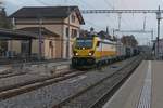 Nachher# Bahnsteig in Brglen (TG) hat keine eingelassenen Schienen mehr - 2018 werden die mit Zuckerrben befllten Wagen vom verkrzten Verladegleis vor dem Bahnsteig auf das Streckengleis