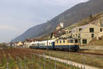 Am 13 März 2022 zog die Re 421 387  Rheingold  von Transrail den Prestige Continental Express von Lausanne nach Arth Goldau. Hier fährt sie am Morgen durch Ligerz am Bielersee Richtung Biel.