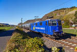 
Die WRS Re 421 381-5 (91 85 4421 381-5 CH-WRSCH), ex SBB Re 4/4 II 11381 fährt am 13.10.2018, mit einem Kerosin (Flugturbinenkraftstoff der Güte Jet A-1) beladenen Kesselwagenzug, durch Leutesdorf in Richtung Süden.