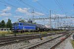 Lok 1042 007-1 durchfährt am 16.06.2023 den Bahnhof Pratteln.