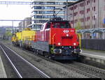 SBB - Lok Aem 940 013-6 mit Baudienstfahrzeugen bei der durchfahrt im Bhf. Pratteln am 02.04.2024