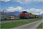 Die SBB Cargo Eem 923 013-7 ist kurz vor Aigle mit einem kurzen Güterzug unterwegs. Neben dem Blick in die Waadtländer Alpen in der Ferne lohnt  auch der Blick in TPC Depot im linkne Bildteil.
12. April 2018