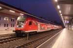 RE 1 nach Rostock steht in Schwerin am Bahnsteig 2. ...
