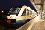 Am Bahnsteig 4 steht der Triebwagen der OLA und im ...