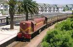 Knysna, die Endstation auf der Gardenroute des Outeniqua Choo Tjoe von George am 9.11.2000.
Rechts der Outeniqua Choo Tjoe mit einer Class 32 von General Electric mit der Achsfolge (1′Co)+(Co1′) und links der Union Limited. Da zu diesem Zeitpunkt wegen der Trockenheit ein Dampflokverbot bestand, fuhr nicht nur der Choo Tjoe mit Diesel, sondern der Union Limited fuhr mit Diesel direkt bis Knysna. Normalerweise wären wir in George auf den Choo Tjoe-Dampfzug umgestiegen.