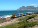 Eine totalrevidierte zehnteilige Metro/Metropluskomposition eilt von Fishhoek nach Kalkbay.