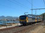 Ein Metro-Zug der neuesten Bauart im Versuchsbetrieb auf der Linie nach Simonstown (Peninsula, Cape Town) bei Kalkbay.