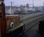 Seetalbahn De 6/6 15302 abgestellt, De 6/6 15301 mit G�terzug nach Lenzburg, De 4/4 mit Personenzug nach Lenzburg und Berom�nsterpendel mit De 4/4- B- Bti und Rs vor dem Start nach Berom�nster (einige Meter nach vorne, Weiche stellen, r�ckw�rts an der 15302 vorbei in die Spitzkehre, vorw�rts mit De 4/4 voran auf dem 2. Gleis von rechts mit 38% nach Reinach Unterdorf.
Aufnahme vom G�terschuppen Beinwil her, etwa 1975 (scan von Negativ)