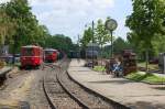 Selfkantbahn Pfingstmontag Schierwaldenrath 13.34 Uhr. Links im Bild stehen die Beiden Triebwagen und im Hintergrund f�hrt gerade ein dampflokgef�hrter Zug in die Endstation ein.24.5.2010