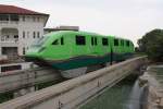 Der grüne Doppeltriebwagen fährt am 09.Mai 2010 beim Merlion Richtung ... Der grüne Doppeltriebwagen fährt am 09.Mai 2010 beim Merlion Richtung ...