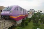 sentosa-express Der violette Doppeltriebwagen am 09.Mai 2010 bei der Beach Station.