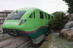 sentosa-express Der gr�ne Doppeltriebwagen f�hrt am 09.Mai 2010 beim Merlion Richtung Imbiah Station.