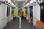 sentosa-express Innenansicht des orangenen Doppeltriebwagen, aufgenommen am 10.Mai 2010 in der Endstelle Sentosa Station (VivoCity). Das sichtlich begeisterte Wesen im Bild ist �brigens meine liebenswerte Frau.