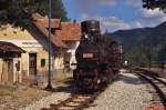 83-052 ist im Juli 2005 auf der Museumsbahn Mokra Gora unterwegs. Diese Bahn mit 760 mm Spurweite wurde 1924 erffnet und war Bestandteil der Verbindung von Belgrad nach Sarajevo. Bis in die sechziger Jahre verkehrten hier neben zahlreichen Gterzgen auch Schnellzge mit Speise- und Liegewagen. Im Zuge der Einstellung bzw. Umstellung des Schmalspurnetzes auf Normalspur wurde die Strecke 1974 stillgelegt. Ab 1999 begannen im Rahmen eines Tourismusprojektes die Wiederaufbauarbeiten des spektakulrsten Abschnittes zwischen Mokra Gora und Sargan-Vitasi. Zwischen den nur wenige Kilometer voneinander entfernten Bahnhfen musste ein Hhenunterschied von 240 m berwunden werden (ohne Zahnstange). Dies war nur durch Ausfahren eines Seitentales, Kehrschleifen und -tunnels mglich. Hinter der Station Jatare beschreibt die Bahn zur Hhengewinnung eine Acht, weshalb die Bahn auch als Sargan-Acht bezeichnet wird. 
Noch eine Bemerkung zum  Bahnhof  Golubici: Die Station existierte zu Zeiten des planmigen Betriebes nicht. Sie wurde 2004 als Kulisse fr den Film  Das Leben ist ein Wunder  des bosnischen Regisseurs Emir Kusturica gebaut. Der Film spielt zur Zeit des Bosnienkrieges 1992 und handelt von einem Ingenieur, der mit dem Wiederaufbau einer Bahnlinie fr Tourismuszwecke beauftragt ist - wie passend.
