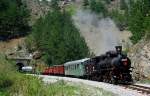 83-173 hat am 11.05.2009 vor kurzem die Station Jatare verlassen und fährt hinunter nach Mokra Gora. Oberhalb der Lok ist die zwei Ebenen höher gelegene Strecke vom Scheiteltunnel in Richtung Jatare erkennbar. Um von dort zum Aufnahmestandpunkt zu gelangen, mußte der Zug eine komplette  8  durchfahren.